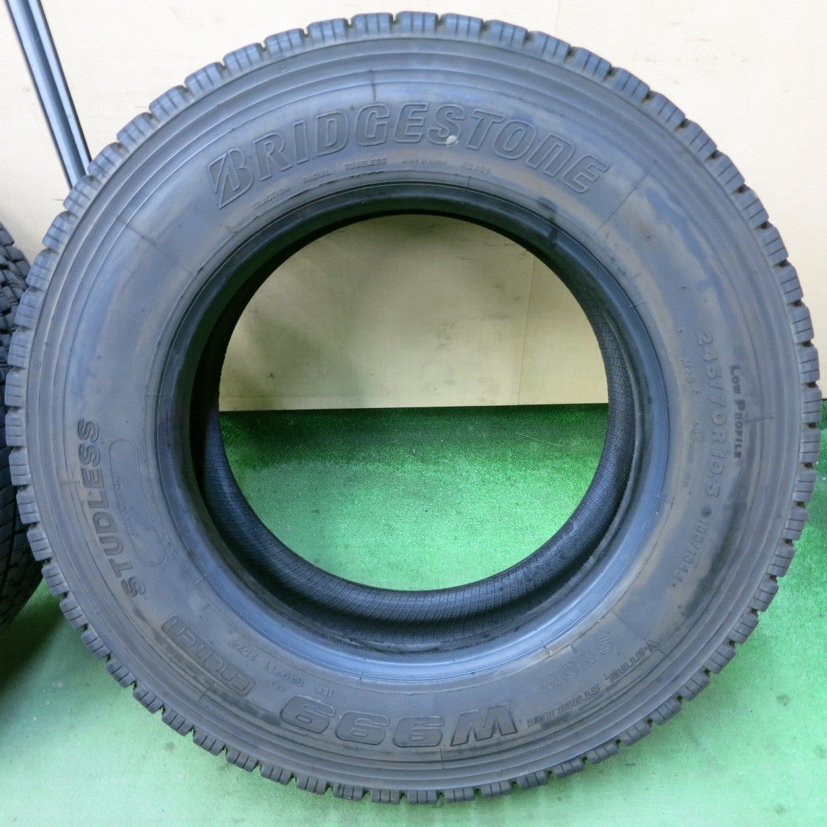 バリ溝！24年！9.5分！2本★トラック タイヤ 245/70R19.5 136/134J スタッドレス ブリヂストン W999 19.5インチ★5053004ナスタ