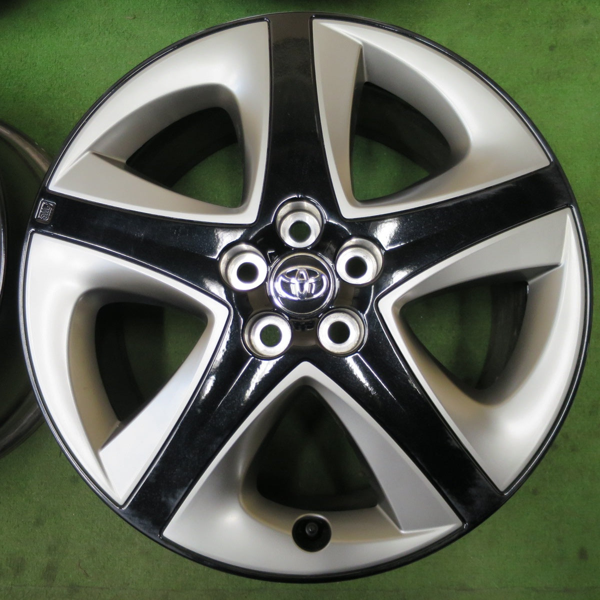 キレイ！付属品付き★トヨタ 50系 プリウス ツーリング 純正 ホイール 17インチ 17×7J PCD100/5H★6031401NGホ