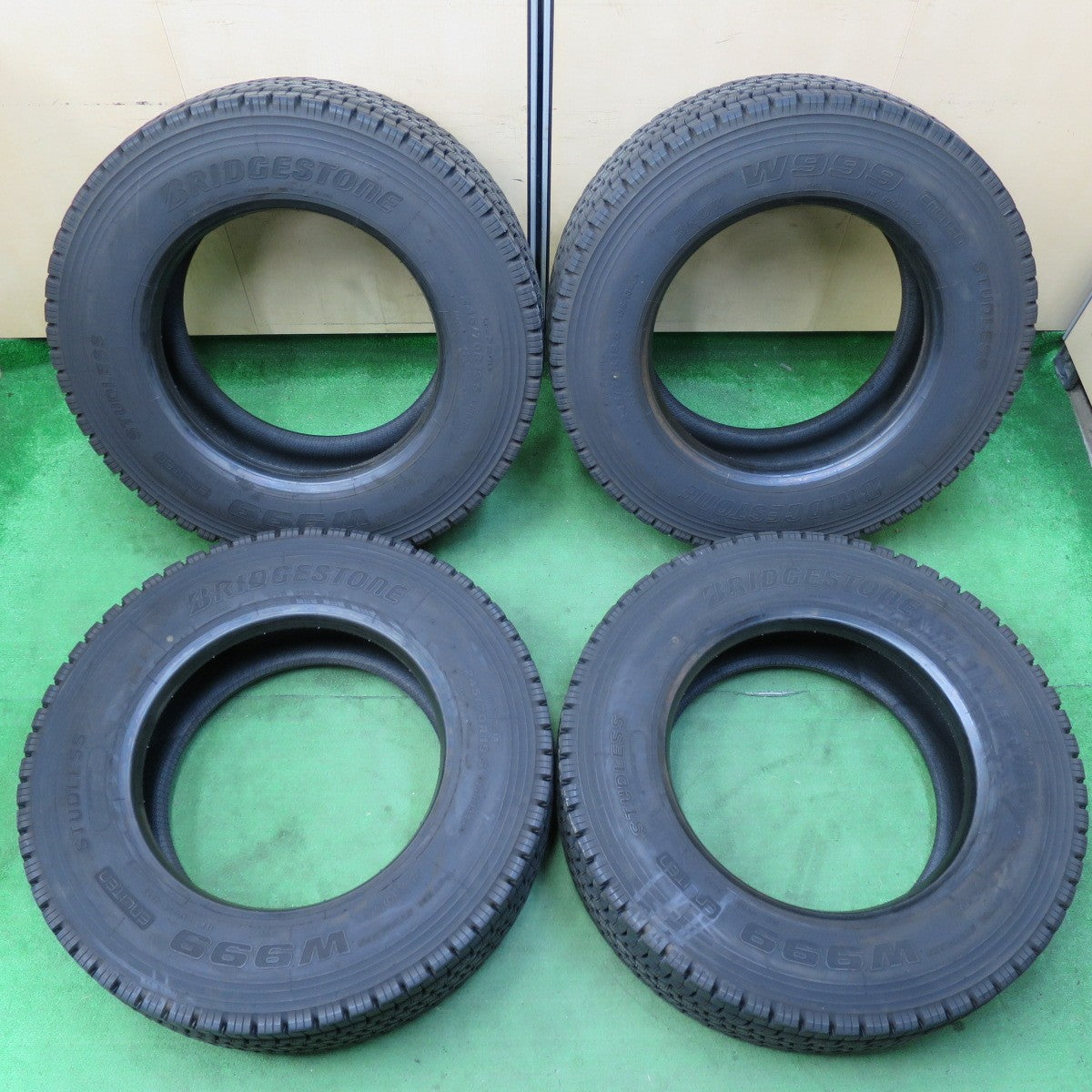 *送料無料* バリ溝！23年！9分★トラック タイヤ 245/70R19.5 136/134J スタッドレス ブリヂストン W999 19.5インチ★4080205イスタ