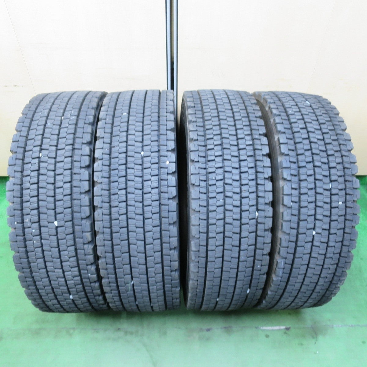 4本価格！22年★トラック タイヤ 265/70R19.5 140/138J スタッドレス ブリヂストン W900 19.5インチ★5021413イスタ