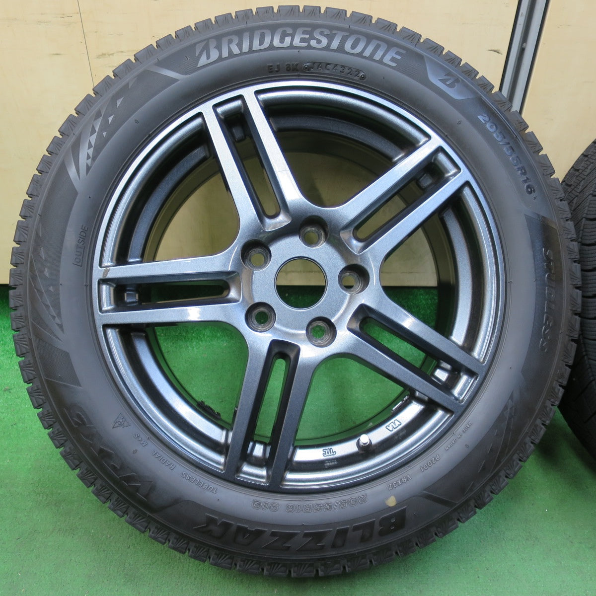 [送料無料] バリ溝！22年！8.5分★ワーゲン 等 阿部商会 205/55R16 スタッドレス ブリヂストン ブリザック VRX3 16インチ PCD112/5H★4113008イス