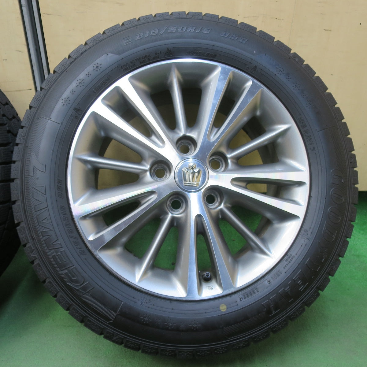 バリ溝！22年！9.5分★トヨタ 200系 クラウン ロイヤル 純正 215/60R16 スタッドレス グッドイヤー アイスナビ7 16インチ PCD114.3/5H★5112104イス
