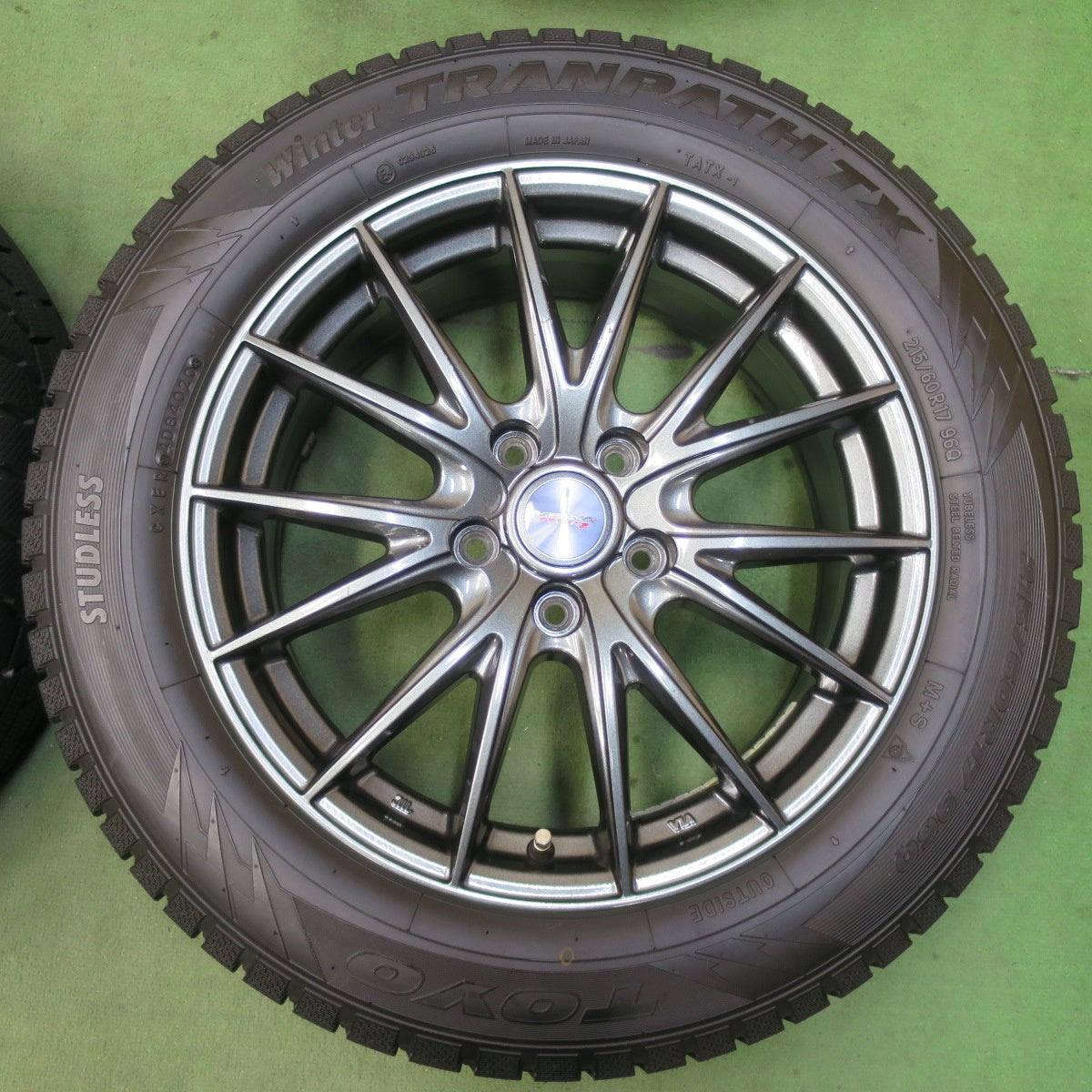 バリ溝！キレイ！9.5分以上★スタッドレス 215/60R17 トーヨー ウインター トランパス TX VELVA SPORTZ ヴェルヴァ 17インチ PCD114.3/5H★5121301イス