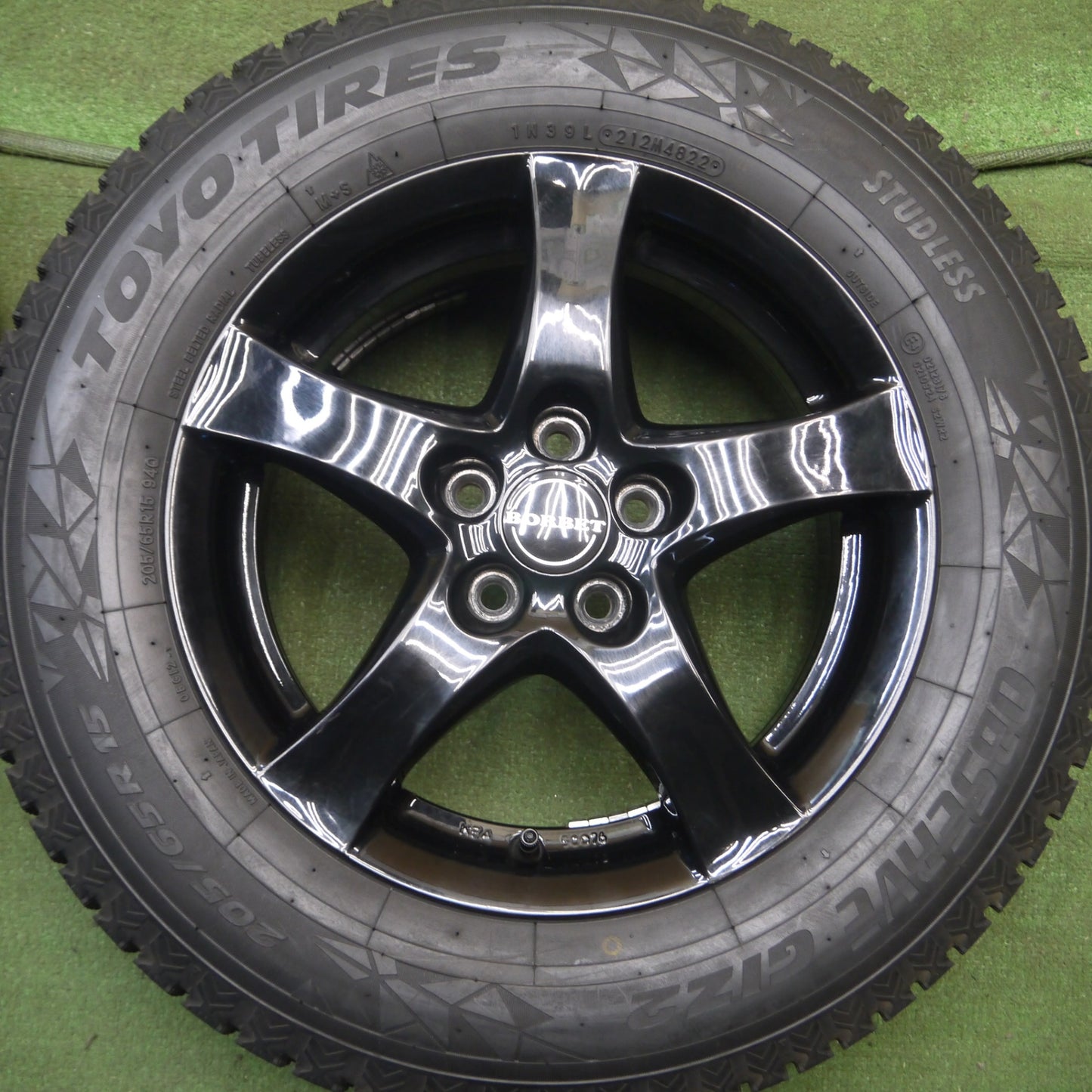 *送料無料* バリ溝！22年！キレイ！9.5分以上★★ワーゲン T-CROSS 等 BORBET 205/65R15 スタッドレス トーヨー オブザーブ GIZ2 ボルベット 15インチ PCD100/5H★4031902Hス