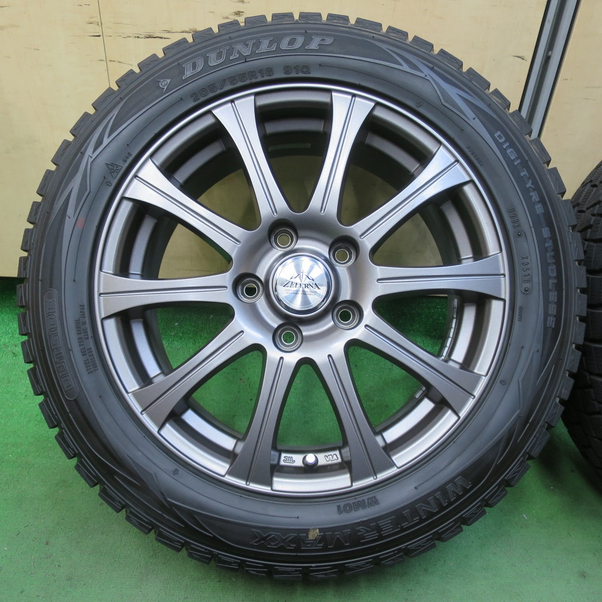 バリ溝！キレイ！9.5分以上★スタッドレス 205/55R16 ダンロップ ウインターマックス WM01 ZELERNA ゼラーナ 16インチ PCD114.3/5H★5070601イス