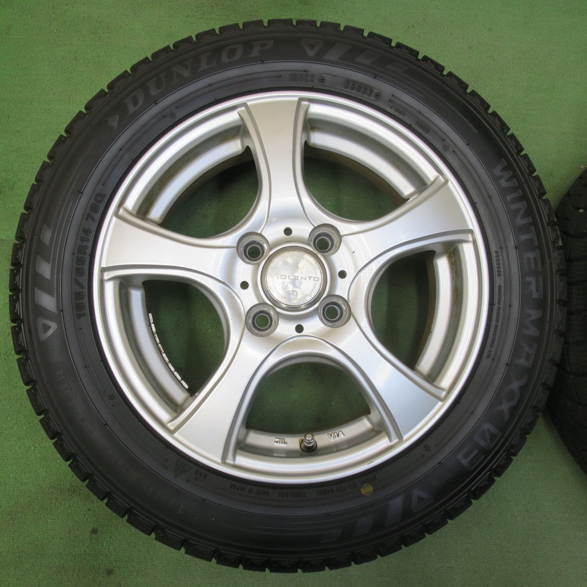 バリ溝！22年！9.5分以上★スタッドレス 165/65R14 ダンロップ ウインターマックス 03 VIOLENTO ヴィオレント 14インチ ハスラー ソリオ 等 PCD100/4H★5111405イス