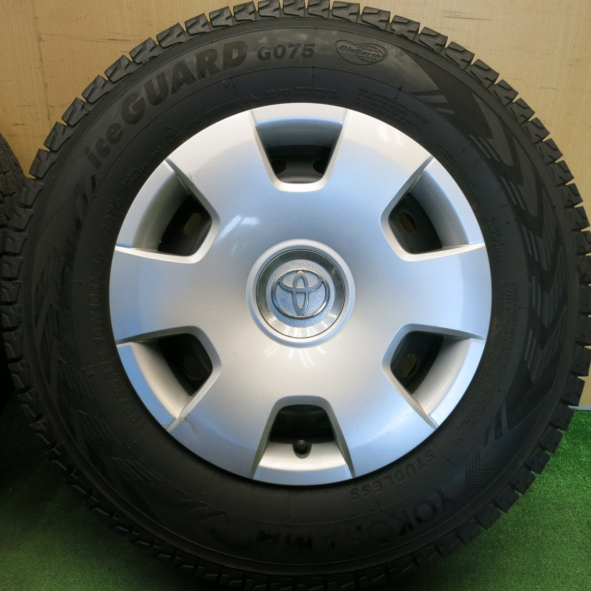 バリ溝！9.5分★トヨタ ハイエース 純正 スチール 195/80R15 107/105L スタッドレス ヨコハマ アイスガード G075 15インチ PCD139.7/6H★6051402HAス