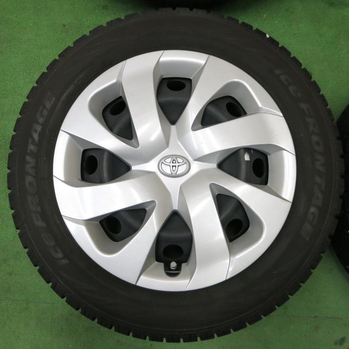 バリ溝！9.5分以上★トヨタ シエンタ 純正 スチール 185/60R15 スタッドレス アイスフロンテージ トーヨー 15インチ PCD100/5H★5041604ナス
