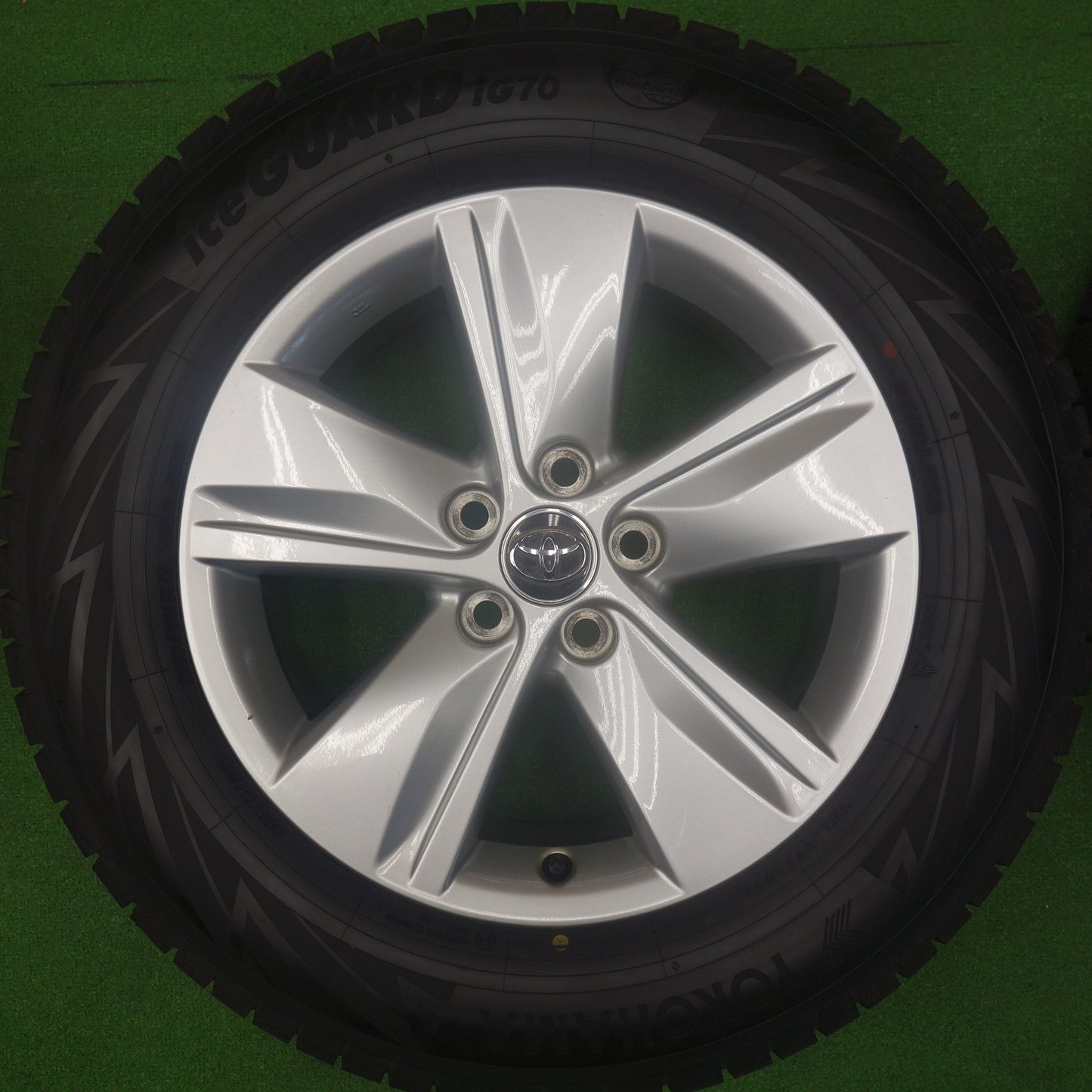 バリ溝！24年！キレイ！9.5分以上★トヨタ 60系 ハリアー 純正 225/65R17 スタッドレス ヨコハマ アイスガード iG70 17インチ PCD114.3/5H★6052801KTス