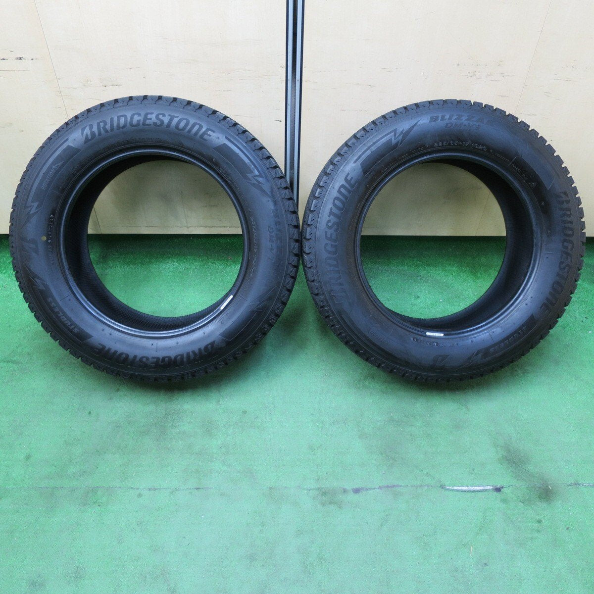 バリ溝！21年！9.5分★スタッドレス 225/65R17 ブリヂストン ブリザック DM-V3 17インチ RAV4 ハリアー等★4110804イスタ