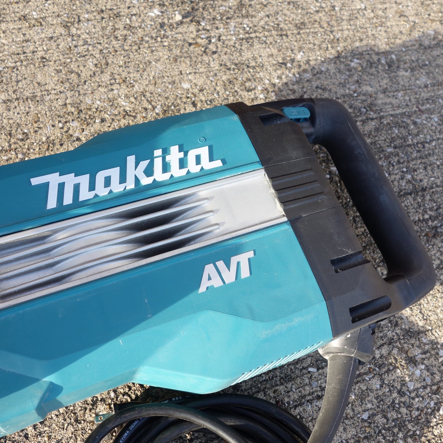 [送料無料] ◆makita マキタ 電動ハンマ HM1511 六角軸30mm ハツリ 電動工具 キャスタ付きプラスチックケース 100V 50/60Hz◆