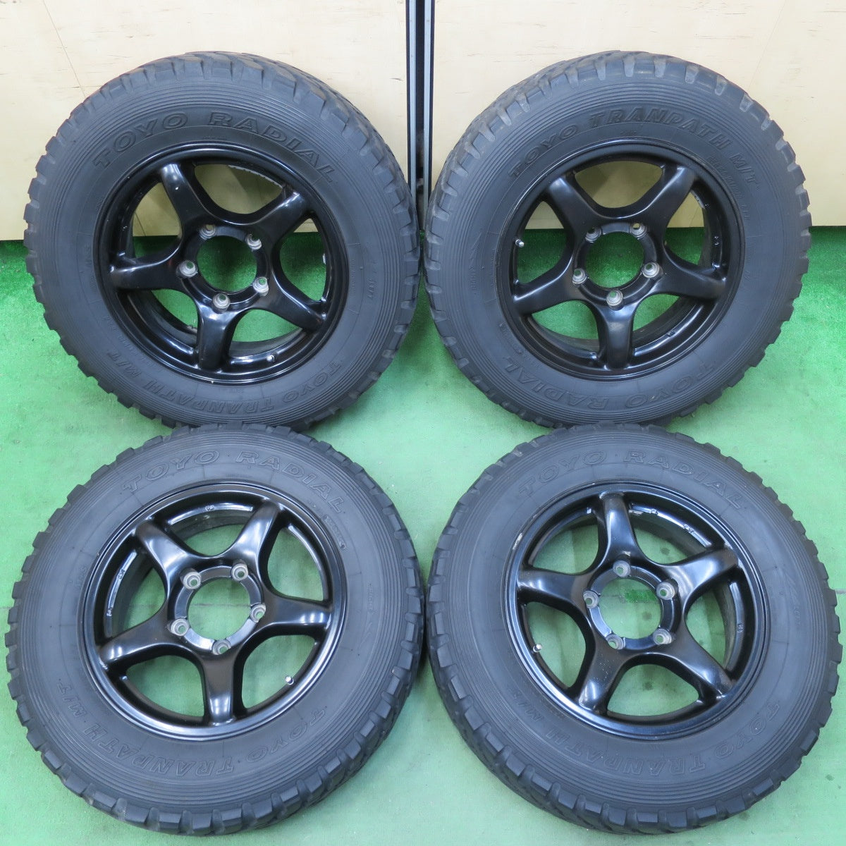 [送料無料] 4本価格★ジムニー 等 195R16C 104/102Q 6PR トーヨー トランパス M/T 社外 アルミ 16インチ PCD139.7/5H★5022405イノ