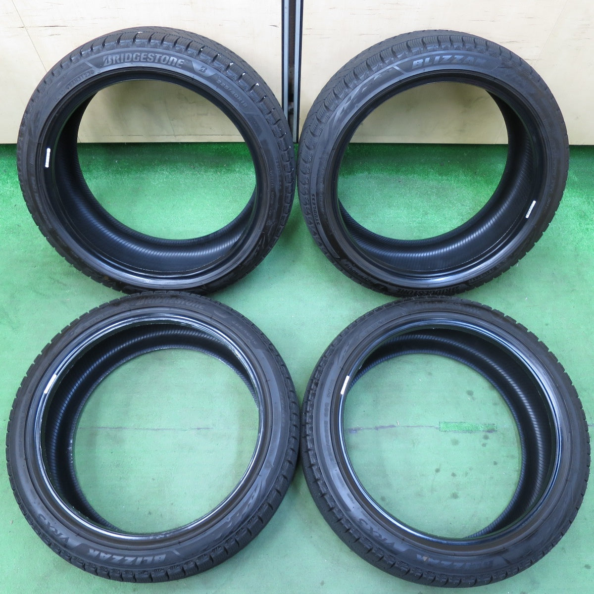 [送料無料] バリ溝！23年！9.5分以上★スタッドレス 225/40R18 ブリヂストン ブリザック VRX3 タイヤ 18インチ インプレッサ レガシィ 等★5030609イスタ