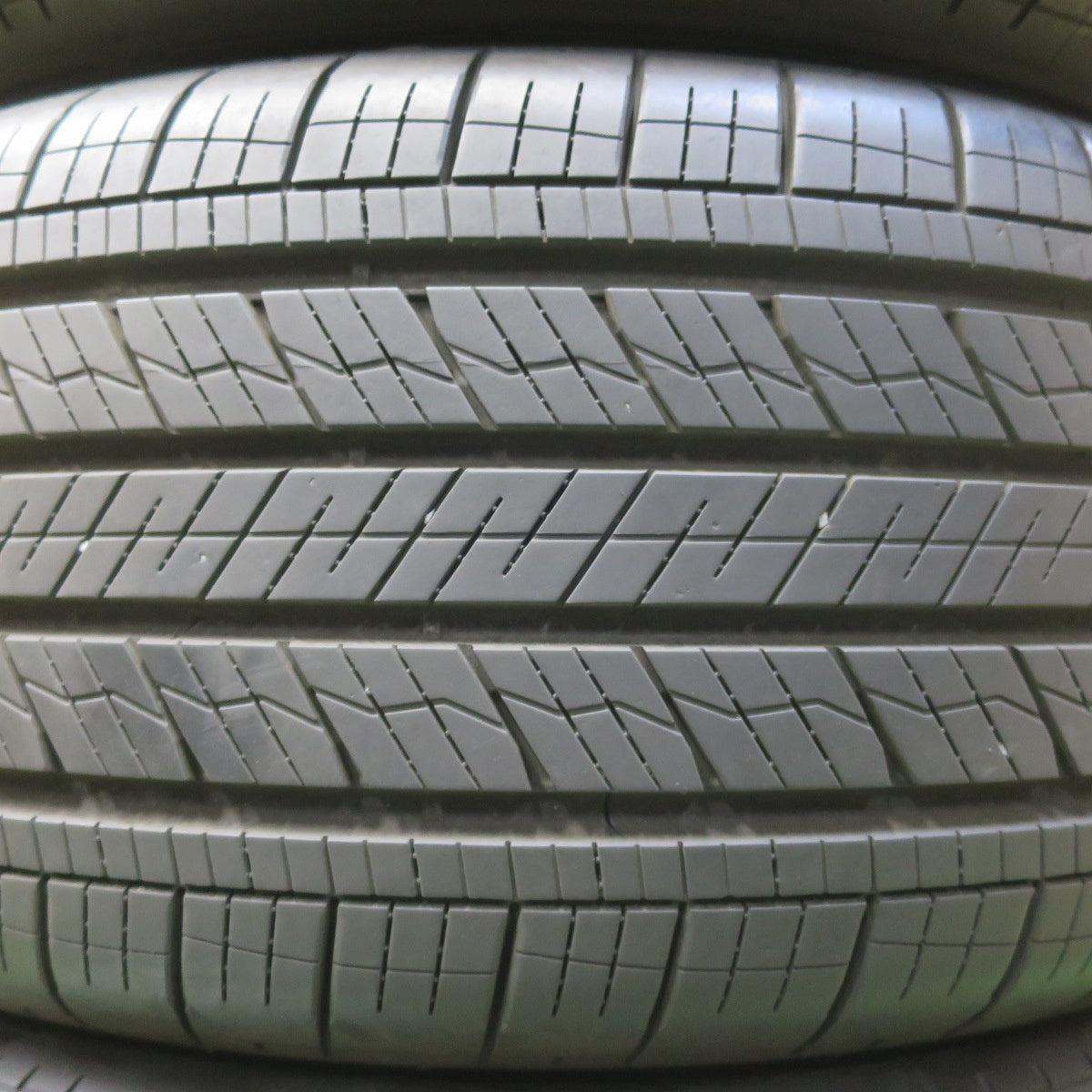 バリ溝！24年！9.5分★235/55R18 グッドイヤー Assurance MaxGuard SUV タイヤ 18インチ ハリアー ヴァンガード 等★6052307イノタ