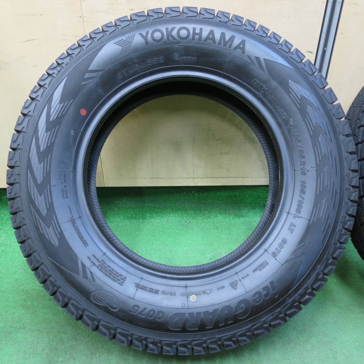 [送料無料] ほぼ未使用！22年！超バリ溝★ジムニー 等 185/85R16 105/103L スタッドレス ヨコハマ アイスガード G075 タイヤ 16インチ★4120907イスタ