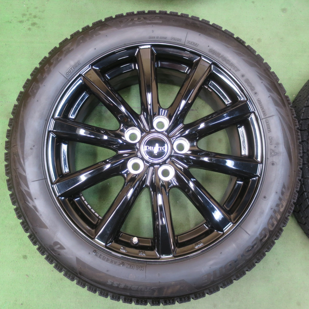 バリ溝！23年！キレイ！ほぼ10分★スタッドレス 195/60R17 ブリヂストン ブリザック VRX2 DILETTO ディレット 17インチ PCD114.3/5H★6022502イス