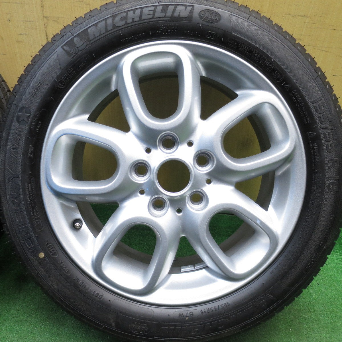 [送料無料] 新車外し★MINI ミニ クーパー F55 F56 F57 純正 195/55R16 ミシュラン エナジーセイバー 16インチ PCD112/5H★5031008Hノ