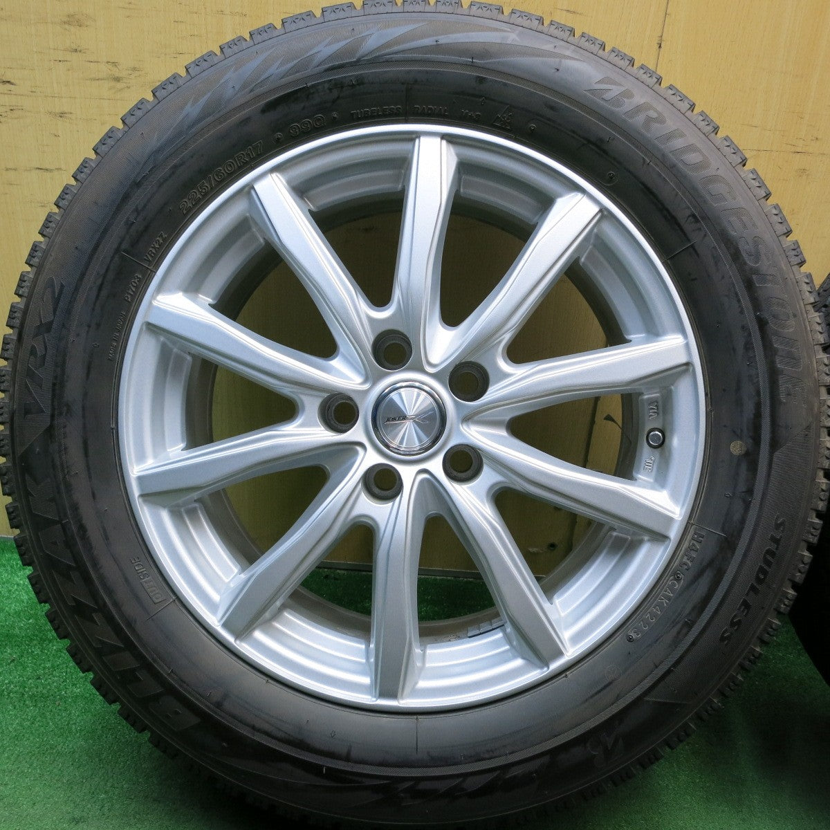 バリ溝！23年！キレイ！9.5分★スタッドレス 225/60R17 ブリヂストン ブリザック VRX2 JOKER ジョーカー 17インチ PCD114.3/5H★5060713HAス