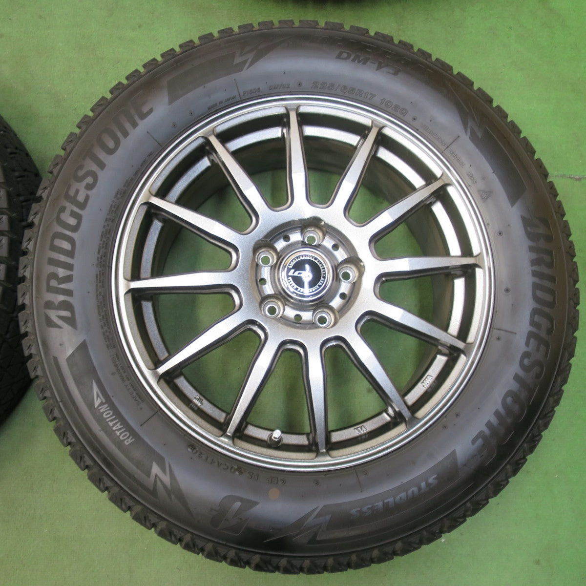 バリ溝！キレイ！9.5分★スタッドレス 225/65R17 ブリヂストン ブリザック DM-V3 LCZ 社外 アルミ 17インチ PCD114.3/5H★5122212イス