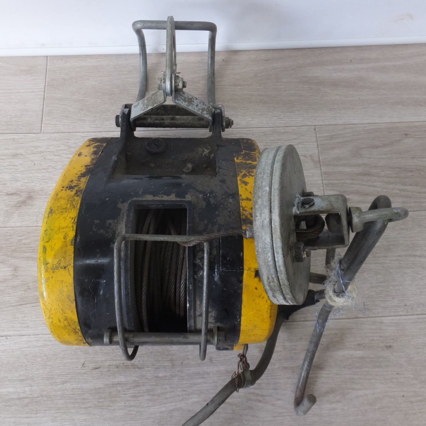 [送料無料] ★リョービ RYOBI 小型ウインチ WI-61C　最大捲上荷重 60kg 揚程 20m　100V 50/60Hz★