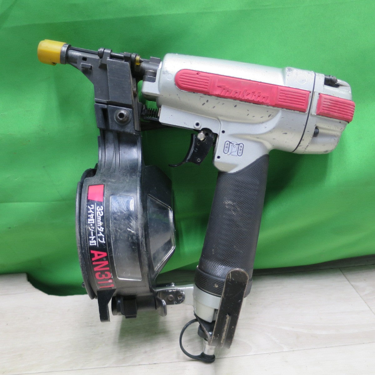 [送料無料] ☆マキタ 常圧 エア 釘打ち 32mm AN311 釘打ち機 釘打機 コイルネイラ ケース付き☆