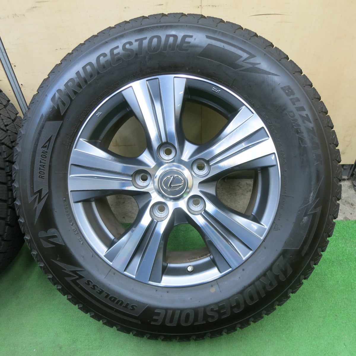 バリ溝！23年！キレイ！9.5分★レクサス LX 純正 285/60R18 スタッドレス ブリヂストン ブリザック DM-V3 18インチ PCD150/5H★6012802ナス
