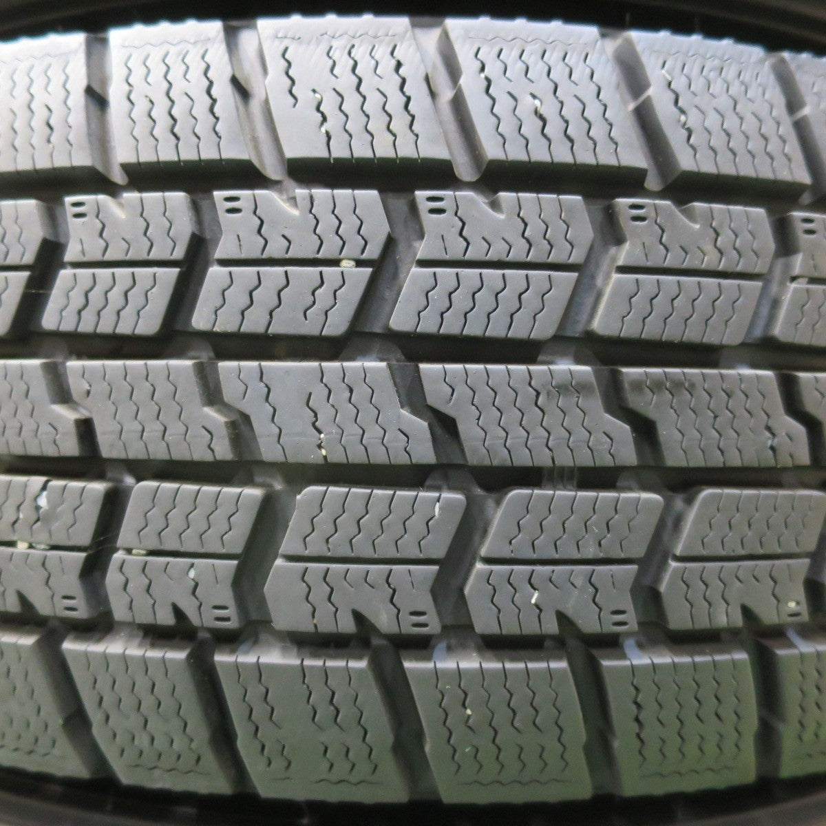 バリ溝！22年！キレイ！9.5分★スタッドレス 185/60R15 グッドイヤー アイスナビ7 SCHNEIDER MiD シュナイダー 15インチ PCD100/4H★5033104イス