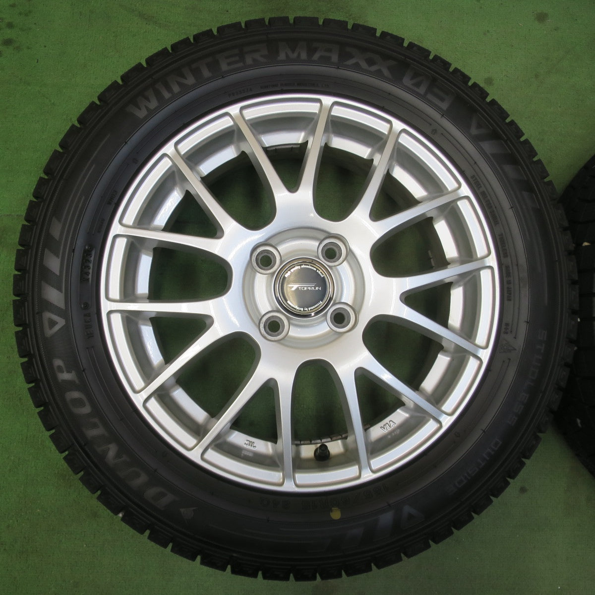 バリ溝！23年！キレイ！9.5分★スタッドレス 185/60R15 ダンロップ ウインターマックス03 TOPRUN トップラン 15インチ PCD100/4H★6020503イス