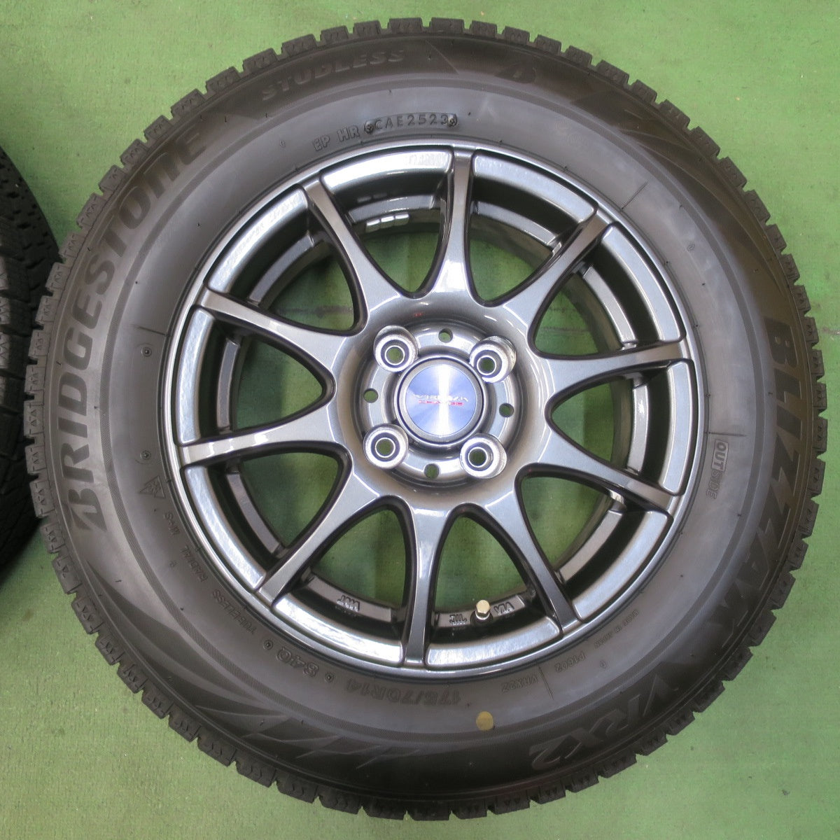 バリ溝！23年！キレイ！9.5分★スタッドレス 175/70R14 ブリヂストン ブリザック VRX2 VELVA CHARGE ヴェルヴァ 14インチ PCD100/4H★5112811イス
