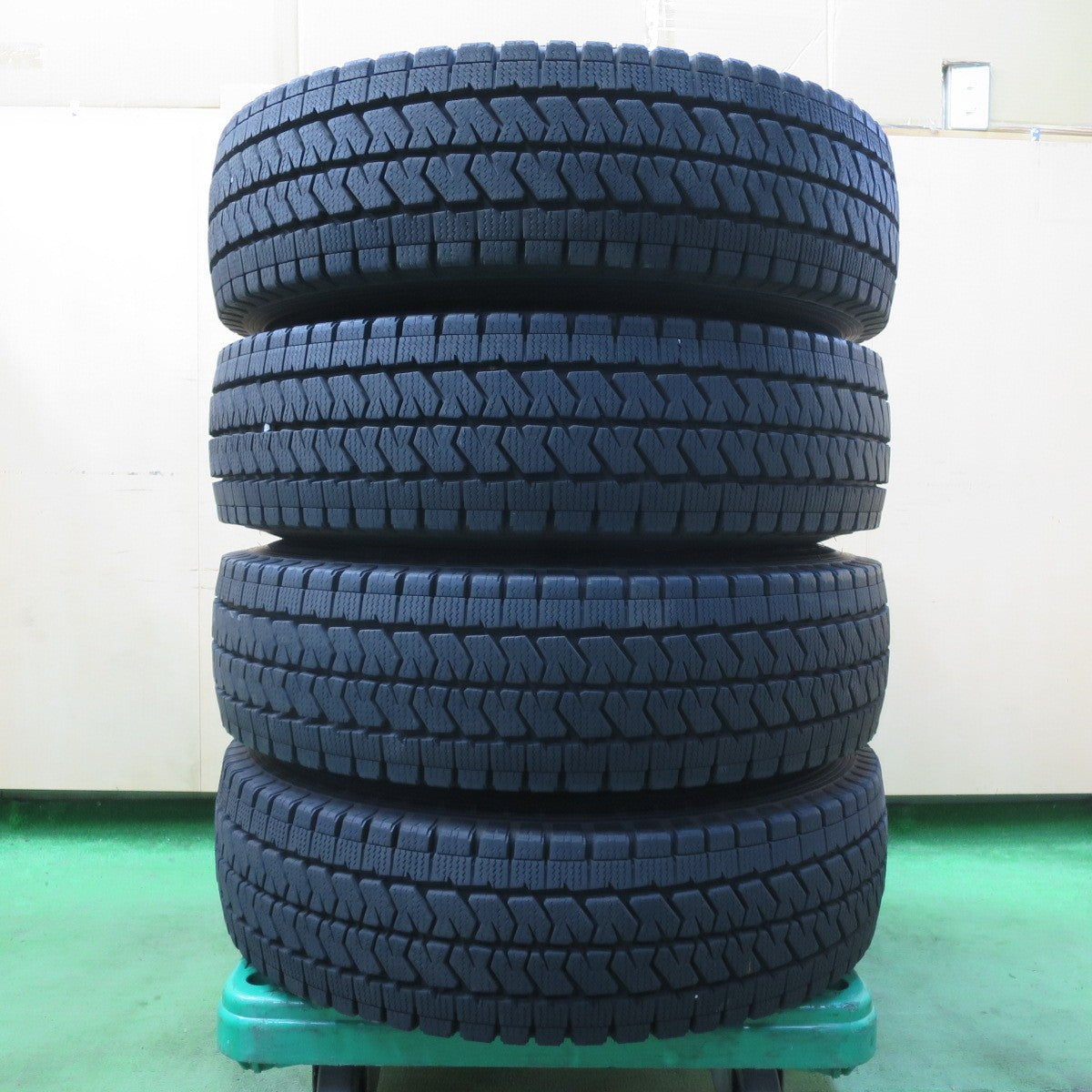 バリ溝！22年！9.5分☆スタッドレス 195/80R15 107/105N