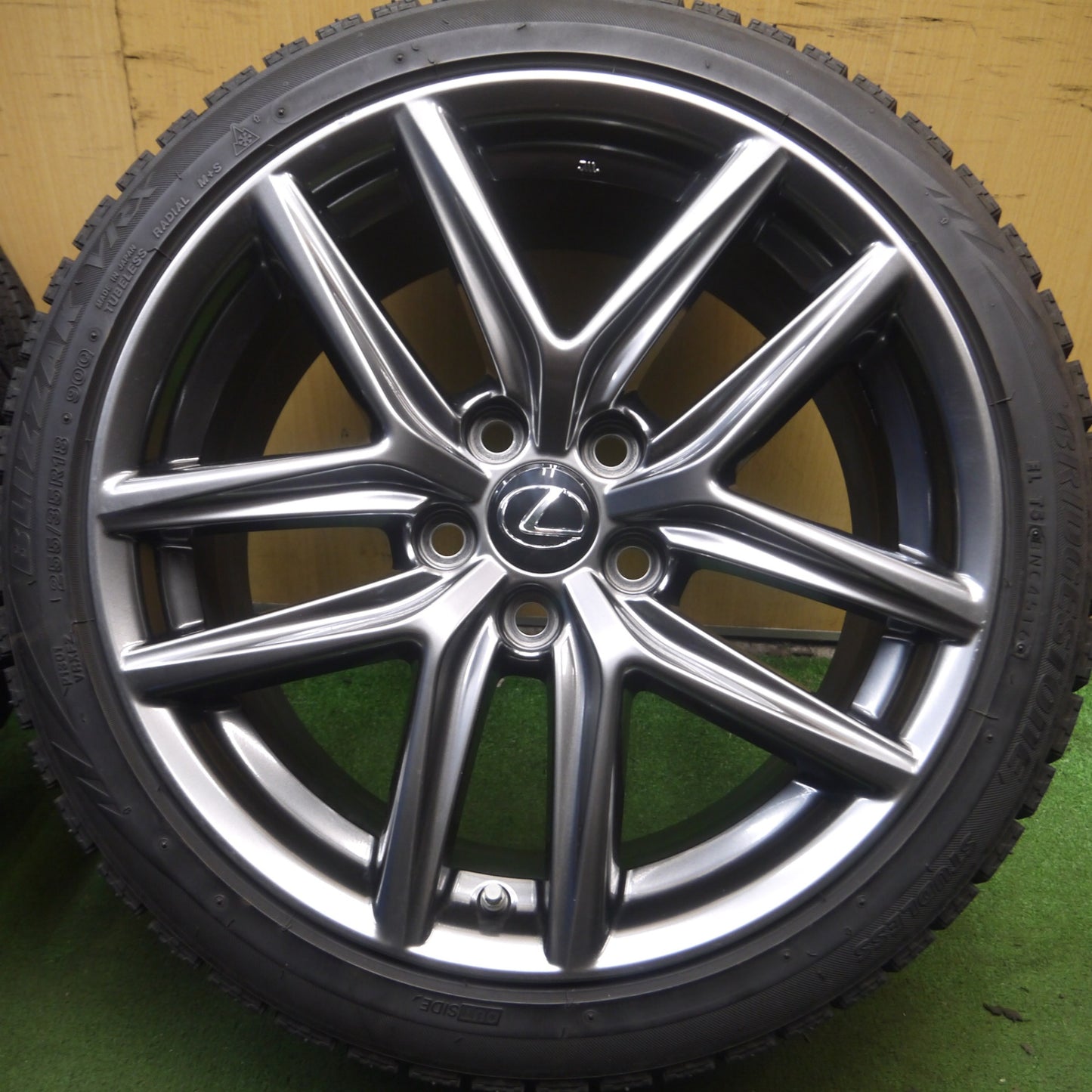*送料無料* センサー付！バリ溝！8.5分★レクサス IS300h Fスポーツ 純正 225/40R18 255/35R18 スタッドレス ブリヂストン VRX PCD114.3/5H★4032505Hス
