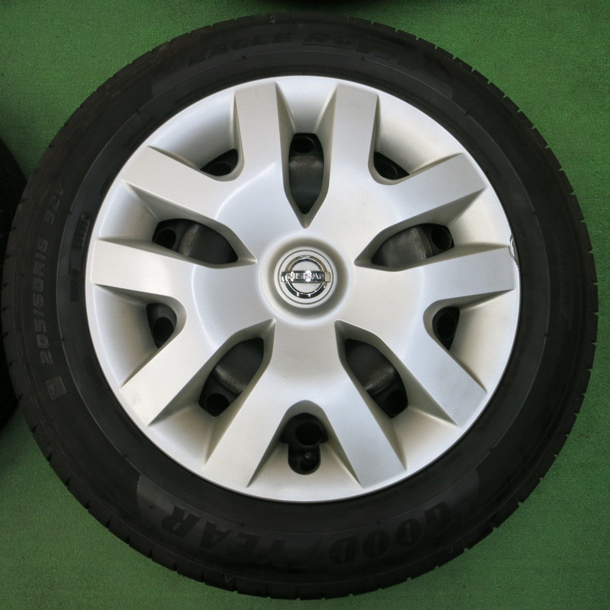*送料無料* バリ溝！22年！綺麗！9.5分★日産 ジューク 純正 スチール 205/60R16 グッドイヤー イーグル RVF ECO 16インチ PCD114.3/5H★4041305イノ