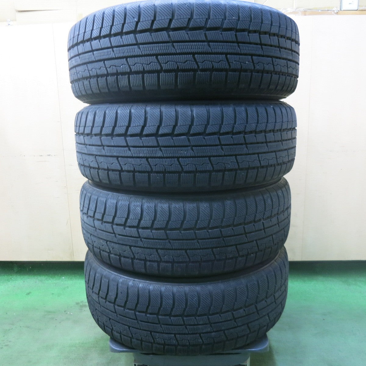 バリ溝！キレイ！9.5分★スタッドレス 215/60R17 トーヨー ウインター トランパス TX Fang ファング 17インチ PCD114.3/5H★6032101SKス