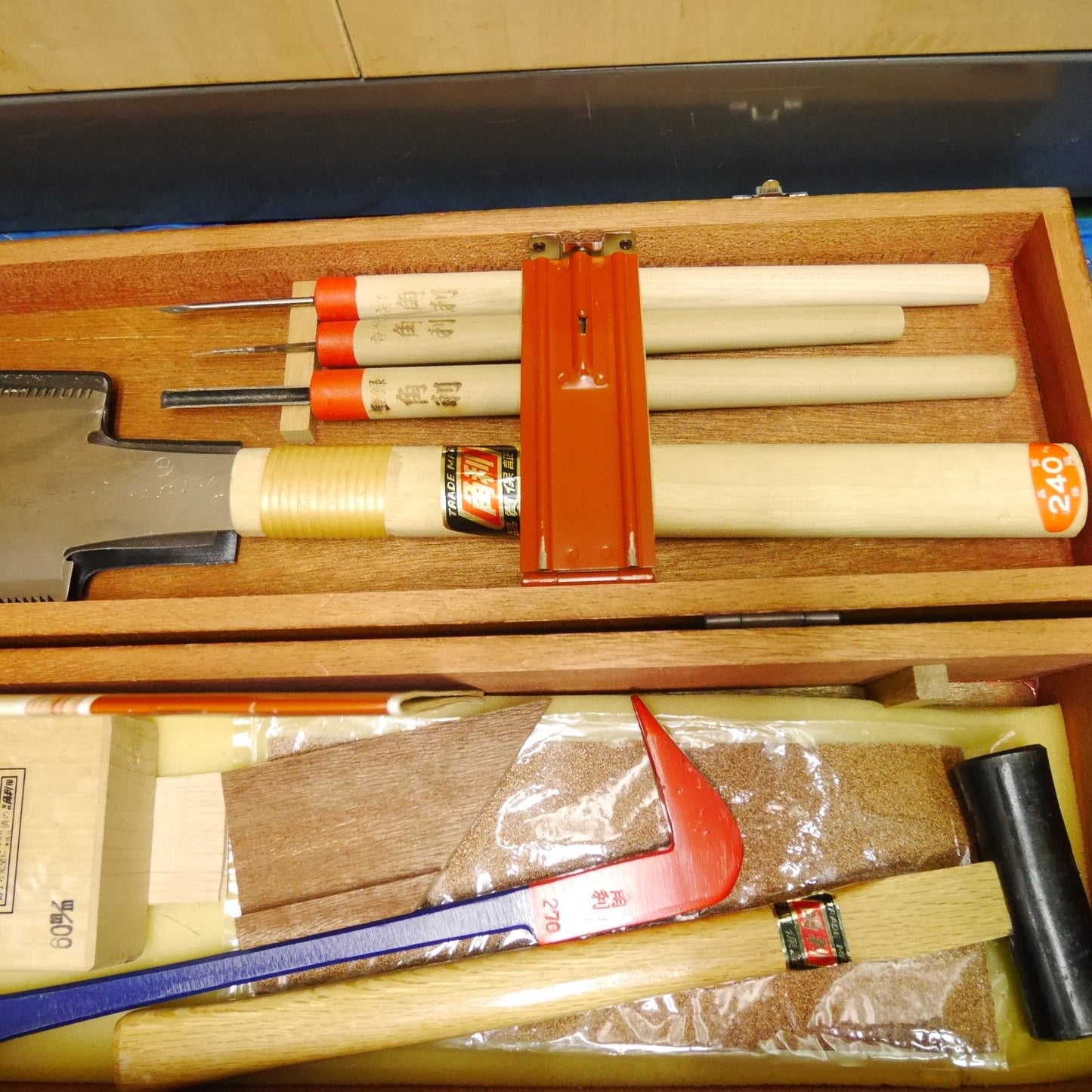 [送料無料] キレイ！まとめ売り！セット☆角利の 大工 道具 セット 入門用 工具 セット ノコギリ カンナ ノミ キリ バール 等 木箱 ケース ハンド ツール☆