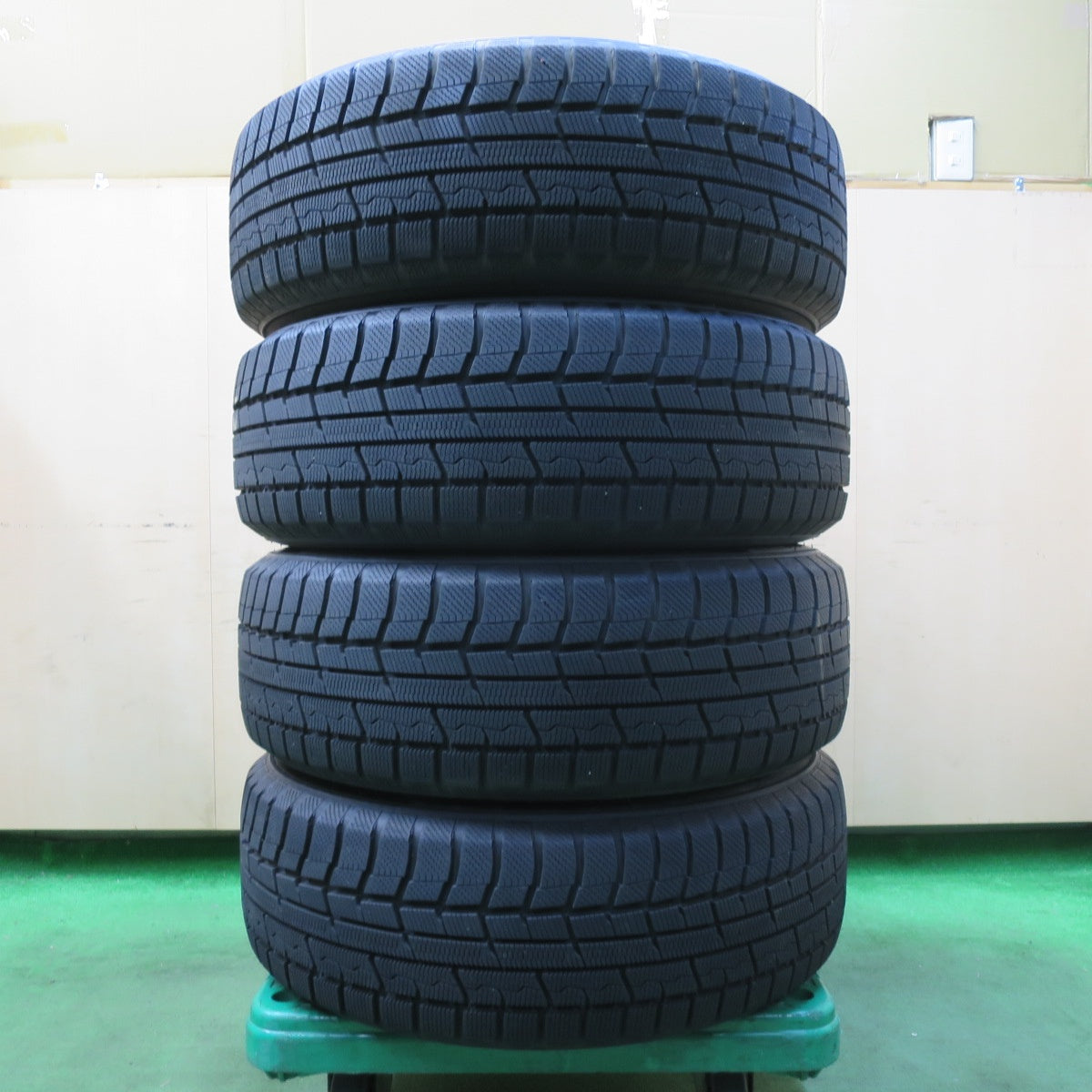 [送料無料] バリ溝！21年！キレイ！ほぼ10分★スタッドレス 215/60R17 トーヨー ウインター トランパス TX D.O.S. DOS 17インチ PCD114.3/5H★5012807イス