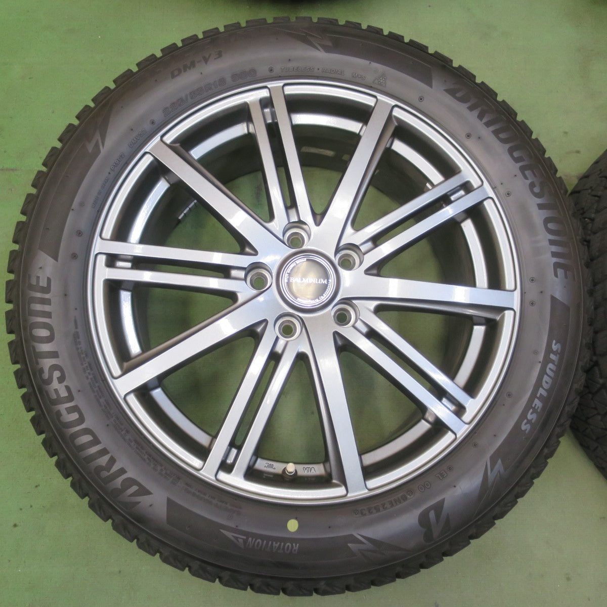 バリ溝！23年！キレイ！9.5分◎スタッドレス 225/55R18 ブリヂストン ブリザック DM-V3 BALMINUM BR10 バルミナ 18インチ PCD114.3/5H◎6082902イス