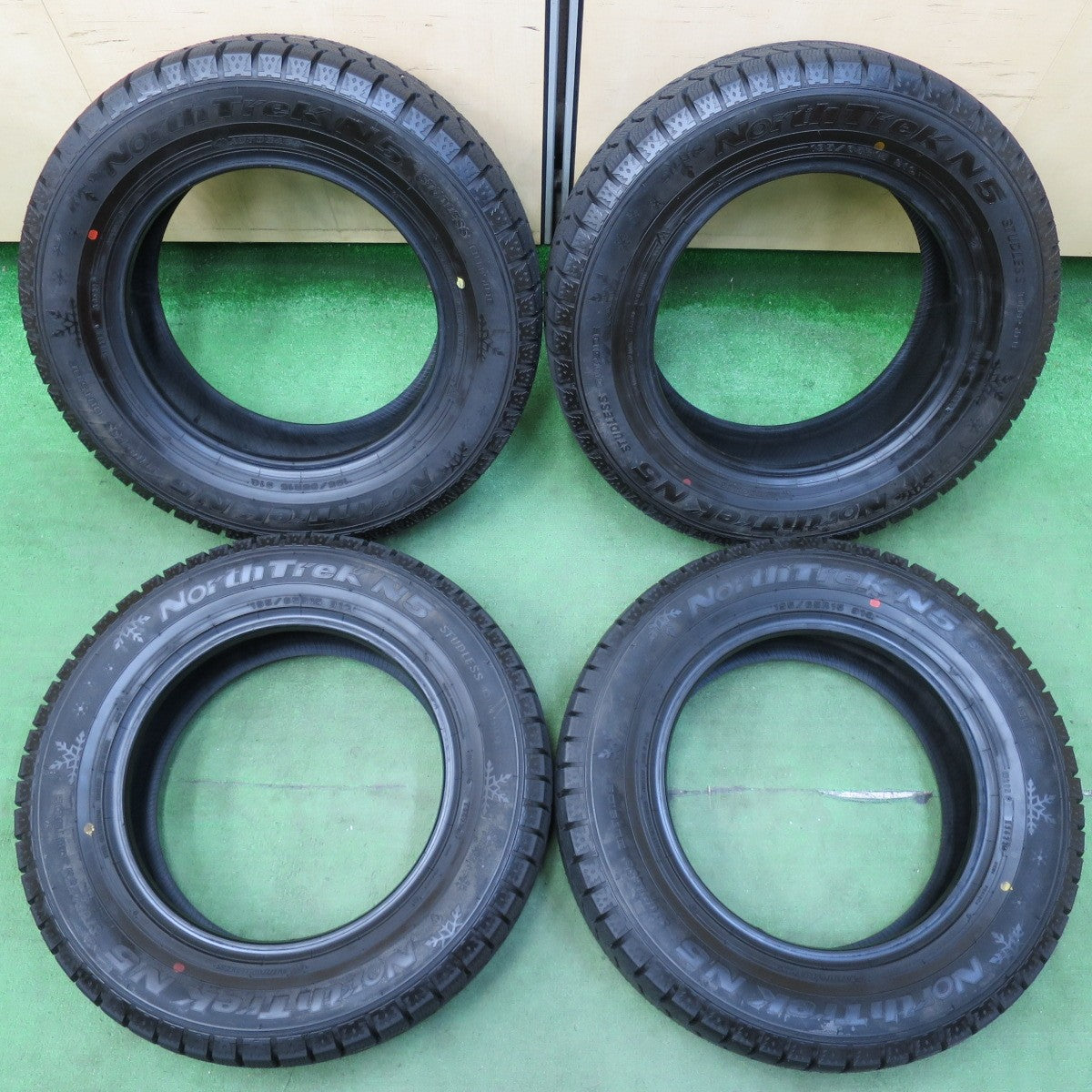[送料無料] ほぼ未使用！22年★スタッドレス 195/65R15 オートバックス ノーストレック N5 タイヤ 15インチ ノア ヴォクシー ステップワゴン セレナ等★4120605イスタ