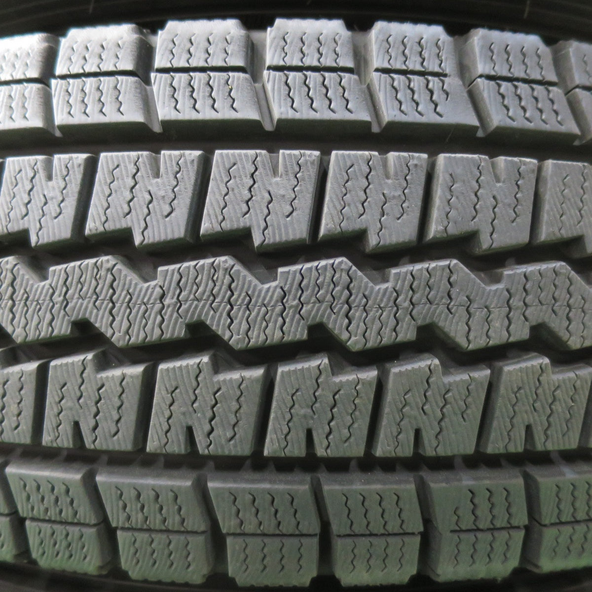 [送料無料] バリ溝！キレイ！9.5分以上★ハイエース 純正 スタッドレス 195/80R15 107/105L ダンロップ ウインターマックス SV01 15インチ PCD139.7/6H★5012101イス