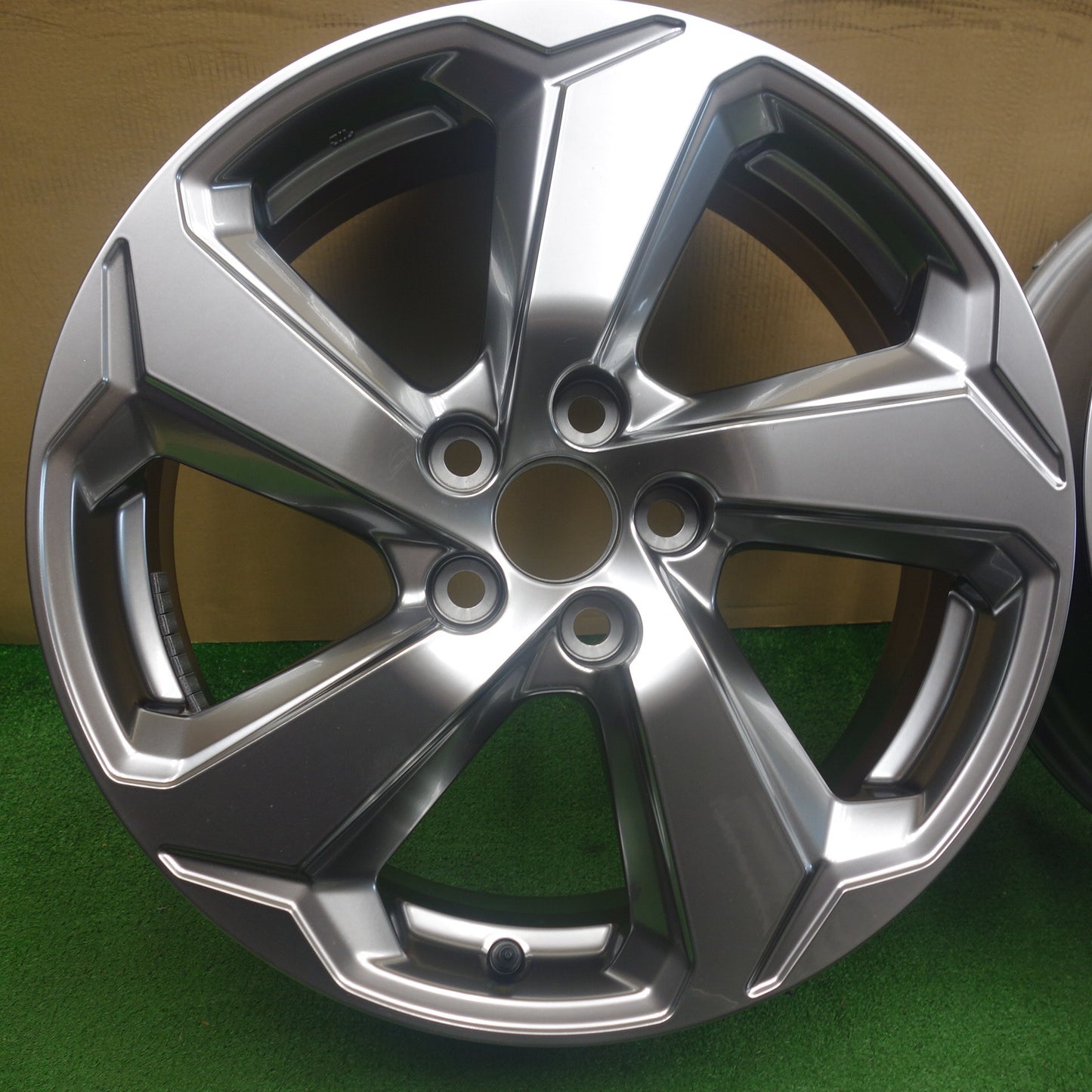 新車外し★トヨタ RAV4 純正 ホイール 18インチ 18×7J PCD114.3/5H★6051501KTホ