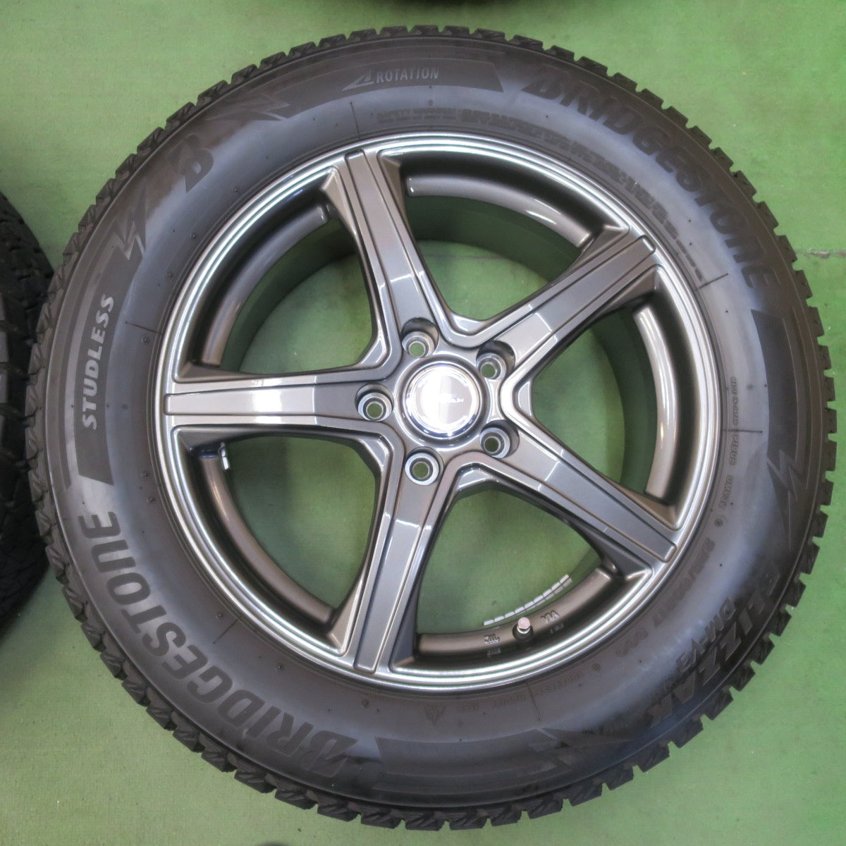 バリ溝！22年！キレイ！9分★スタッドレス 225/60R17 ブリヂストン ブリザック DM-V3 TOPRUN トップラン 17インチ PCD114.3/5H★5110711イス