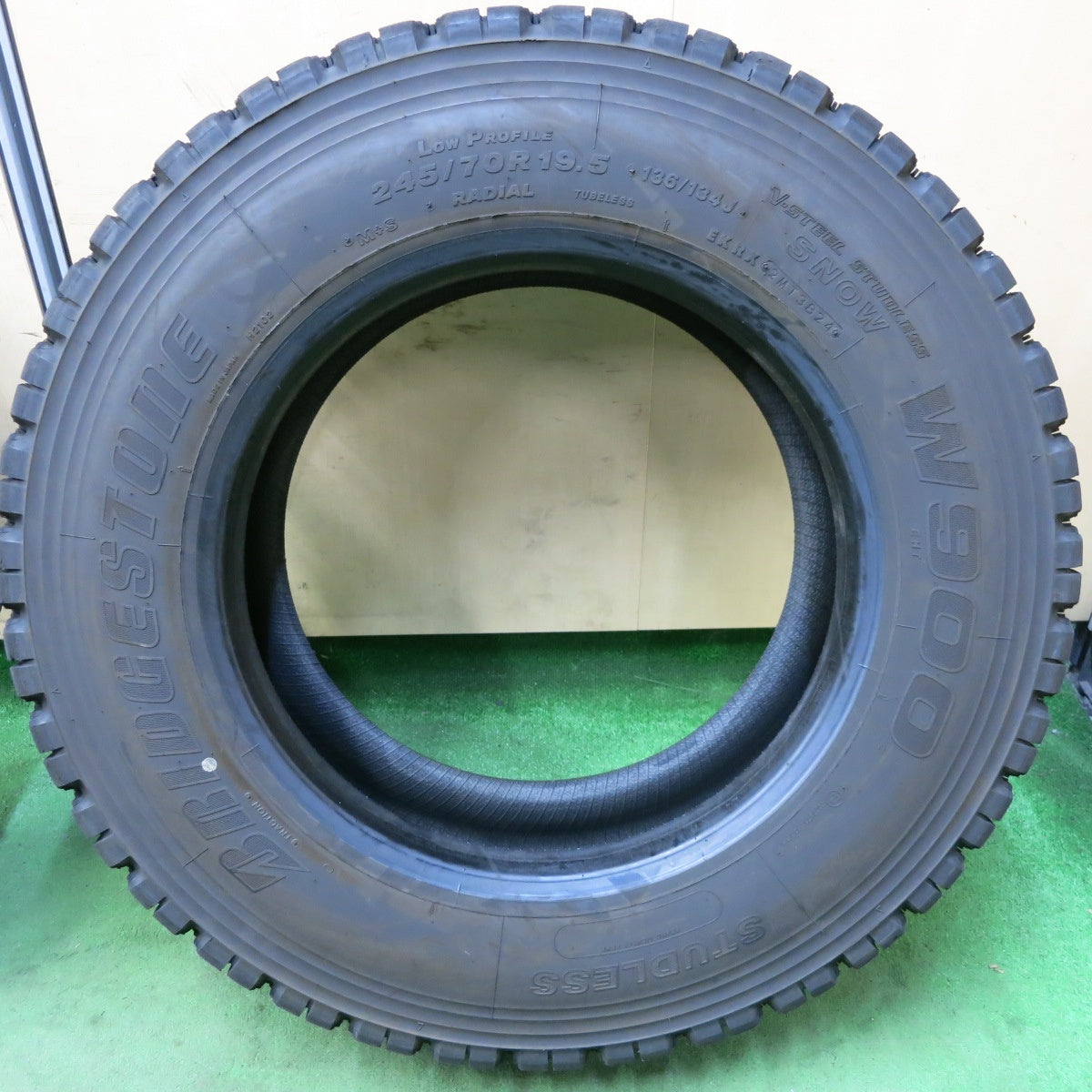 バリ溝！24年！9分！2本★トラック タイヤ 245/70R19.5 136/134J スタッドレス ブリヂストン W900 19.5インチ★5070408SYスタ