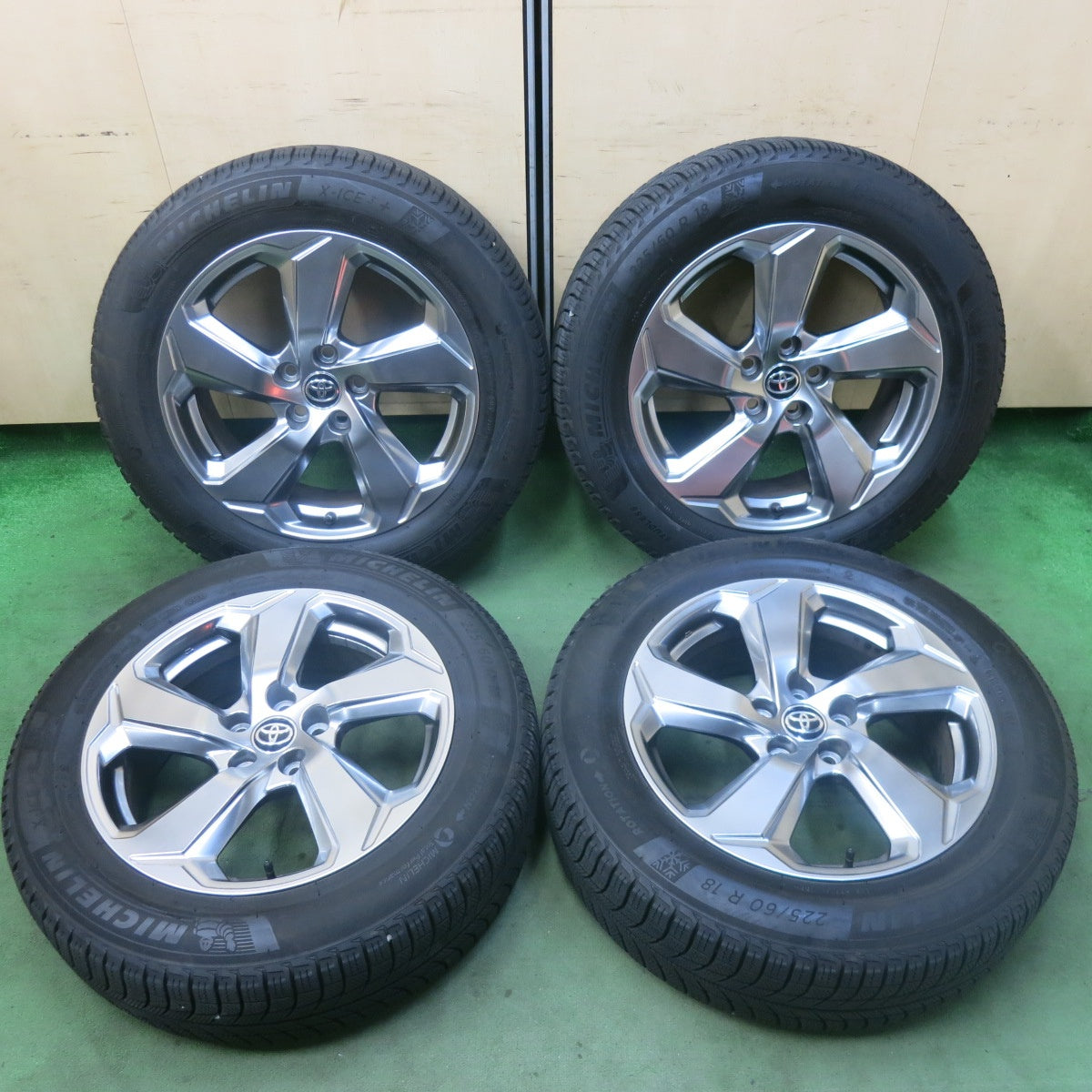 バリ溝！キレイ！9分★トヨタ RAV4 Gグレード 純正 225/60R18 スタッドレス ミシュラン X-ICE3+ 18インチ PCD114.3/5H★5112703SKス