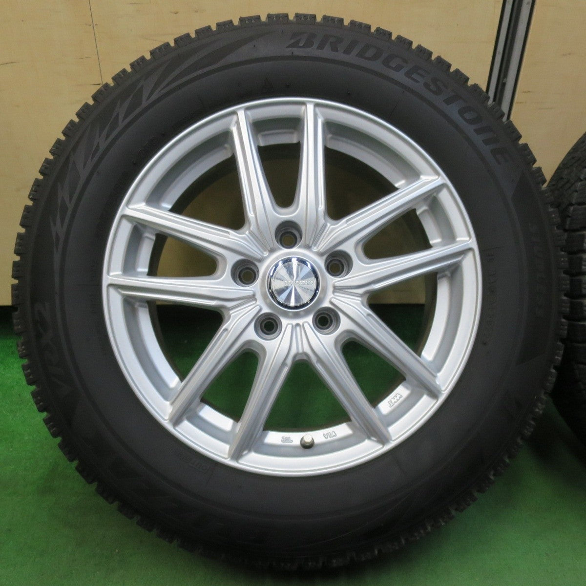 バリ溝！22年！キレイ！9.5分★スタッドレス 205/65R16 ブリヂストン ブリザック VRX2 ECO FORME エコフォルム 16インチ PCD114.3/5H★5031210イス