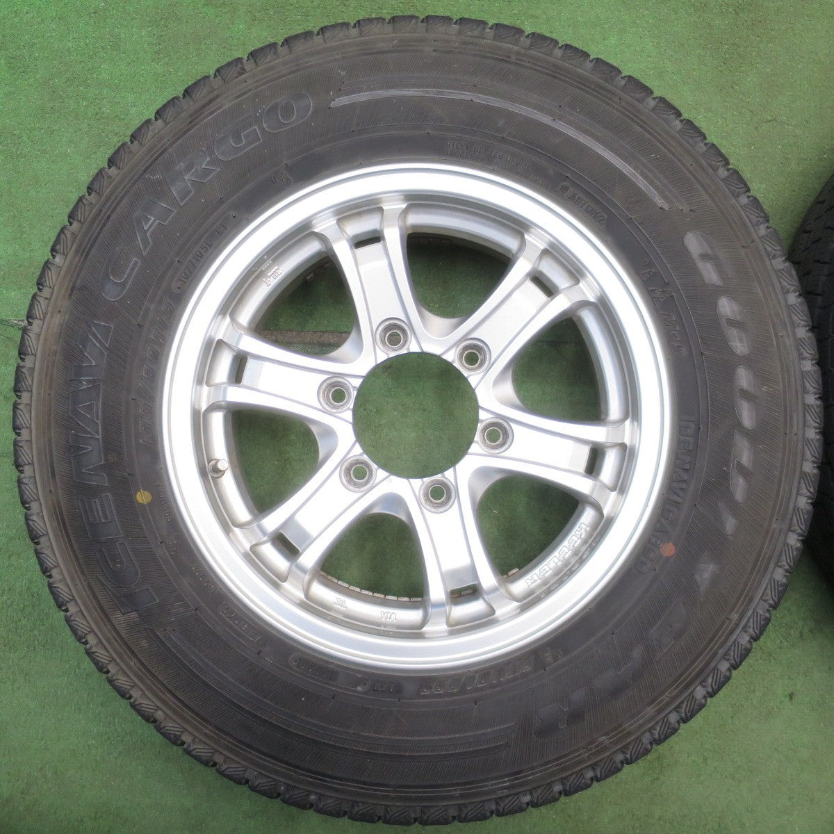 バリ溝！キレイ！9.5分★KEELER FORCE 195/80R15 107/105L スタッドレス グッドイヤー アイスナビ CARGO キーラー フォース 15インチ PCD139.7/6H★6051902NJス