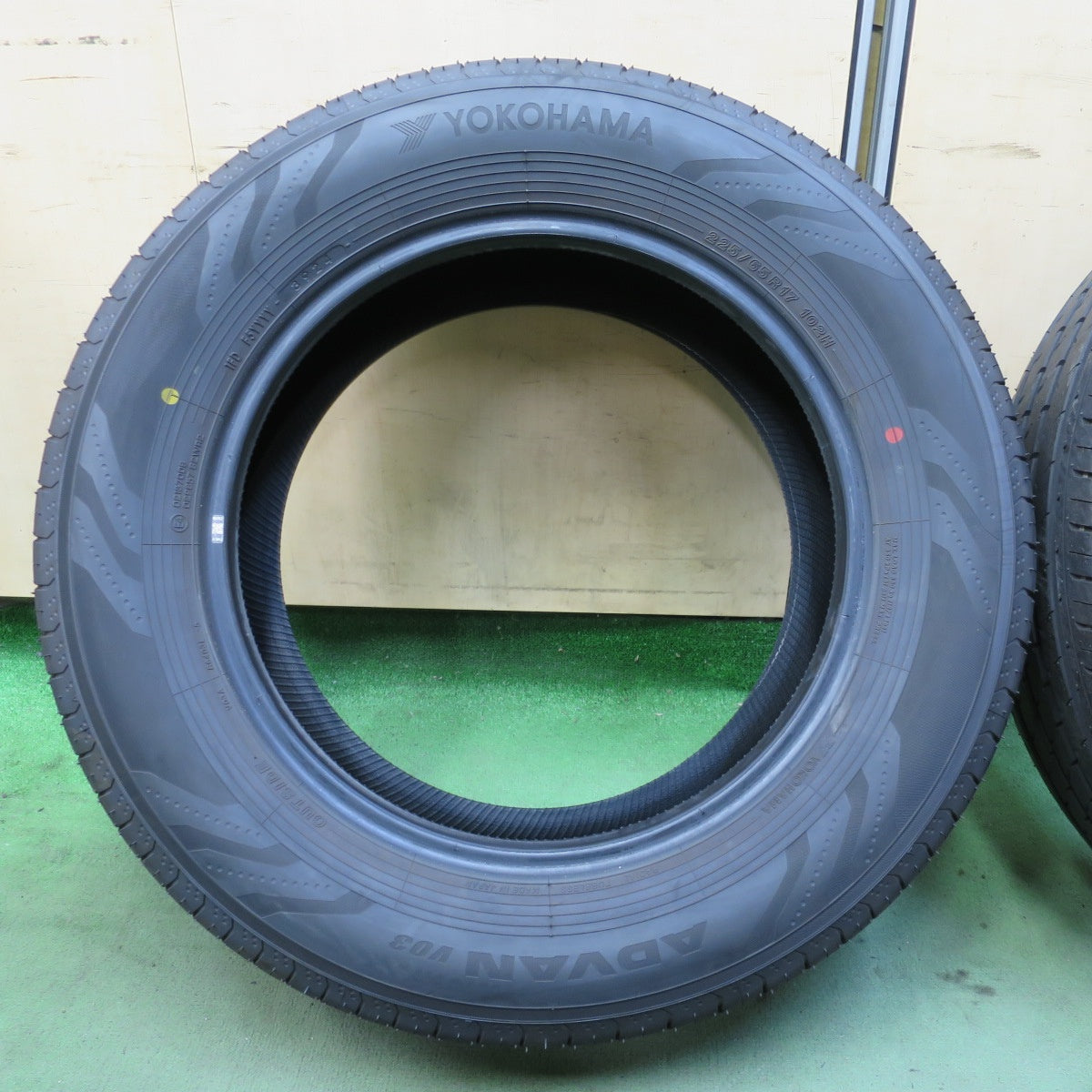 新車外し！24年◎225/65R17 ヨコハマ アドバン V03 タイヤ 17インチ 40系 アルファード ヴェルファイア レクサス NX ハリアー RAV4 等◎6080702NGノタ