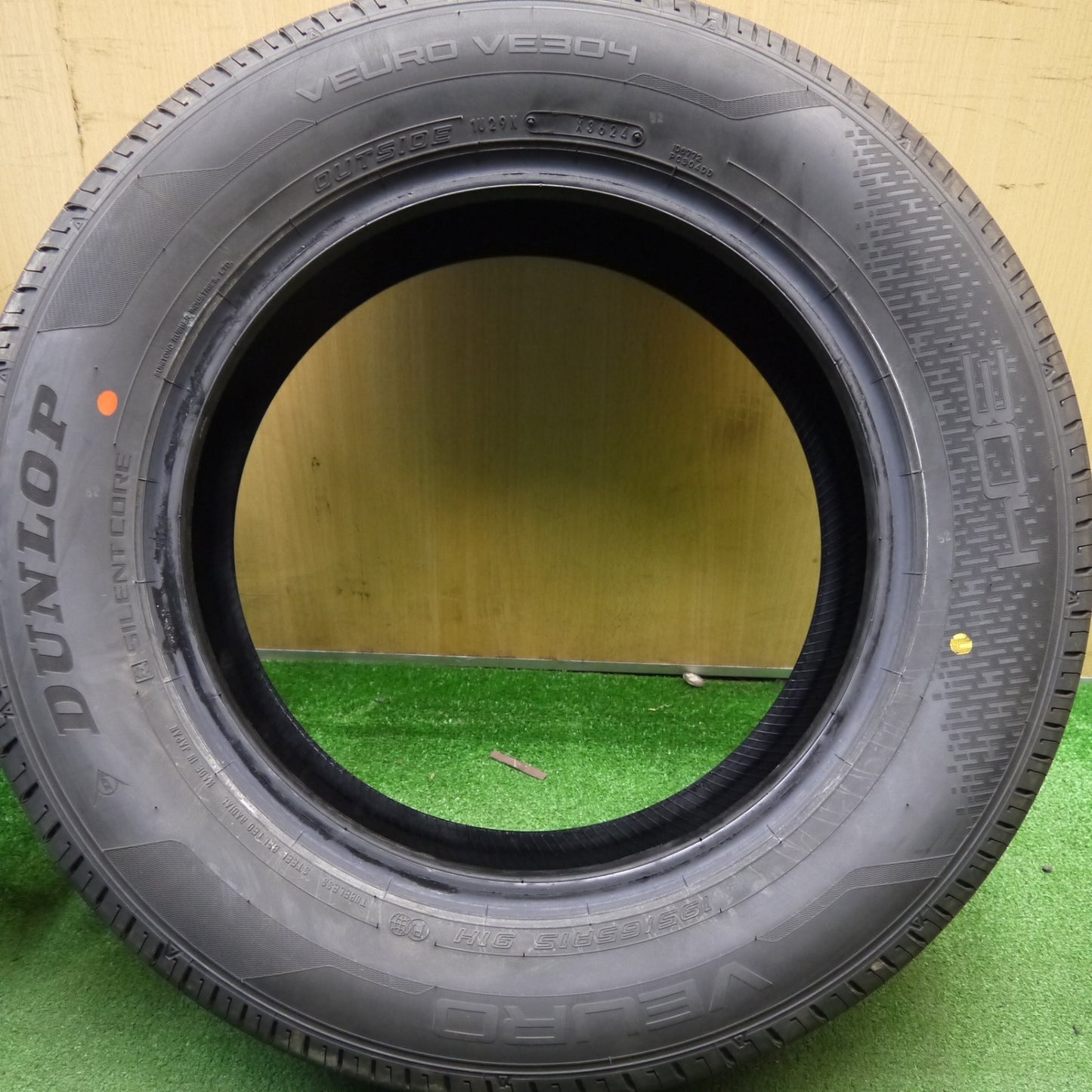 バリ溝！24年！9.5分★195/65R15 ダンロップ VEURO VE304 タイヤ 15インチ プリウス ノア ヴォクシー 等★5041806Hノタ