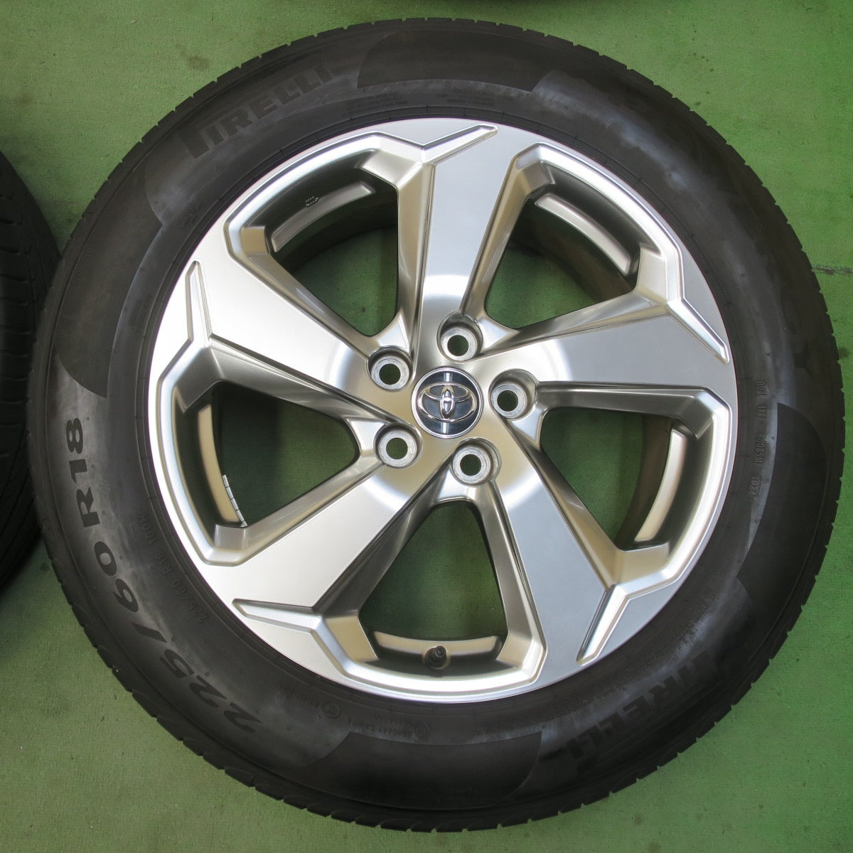 キレイ！24年★トヨタ RAV4 Gグレード 純正 225/60R18 ピレリ POWERGY TM パワジー 18インチ PCD114.3/5H★6032508イノ