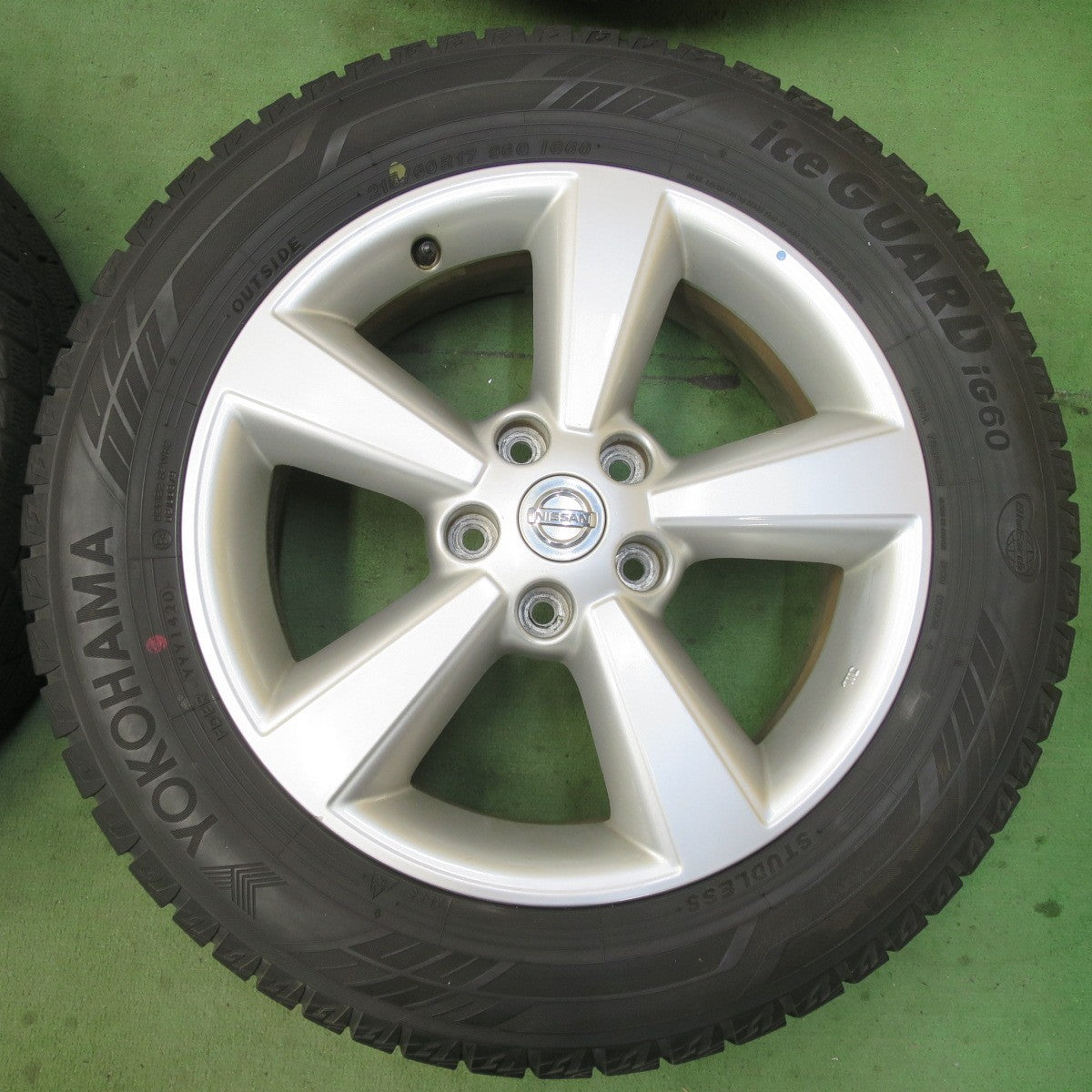 バリ溝！キレイ！9.5分★日産 デュアリス 純正 215/60R17 スタッドレス ヨコハマ アイスガード iG60 17インチ PCD114.3/5H★6022503イス