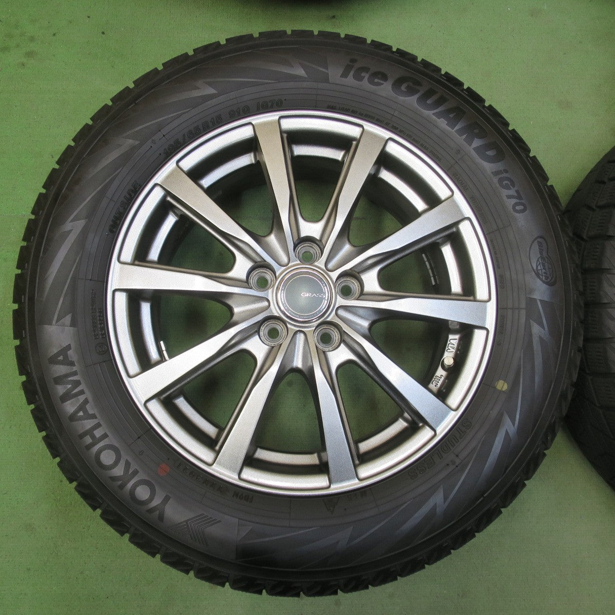 キレイ★プリウス 等 195/65R15 スタッドレス ヨコハマ アイスガード iG70 GRASS グラス 15インチ PCD100/5H★6041603イス