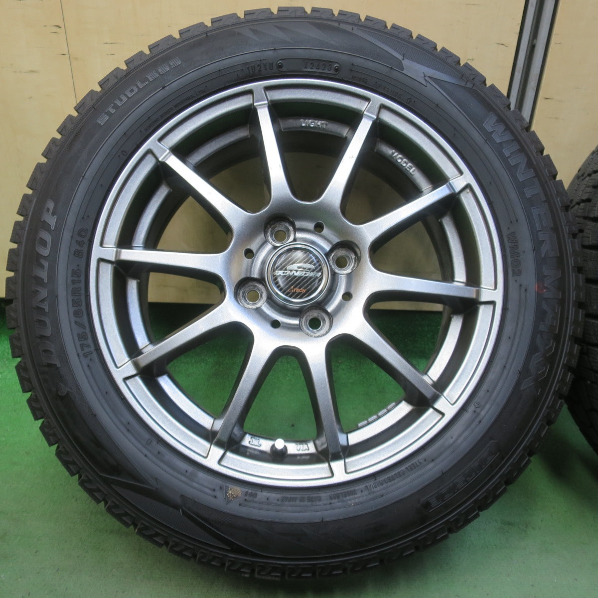 バリ溝！23年！キレイ！9.5分★スタッドレス 175/65R15 ダンロップ ウインターマックス WM02 SCHNEIDER シュナイダー 15インチ PCD100/4H★6052603イス